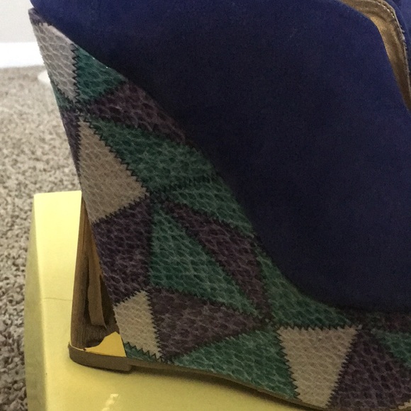 Blue wedge with Gold accent - Picture 2 of 5